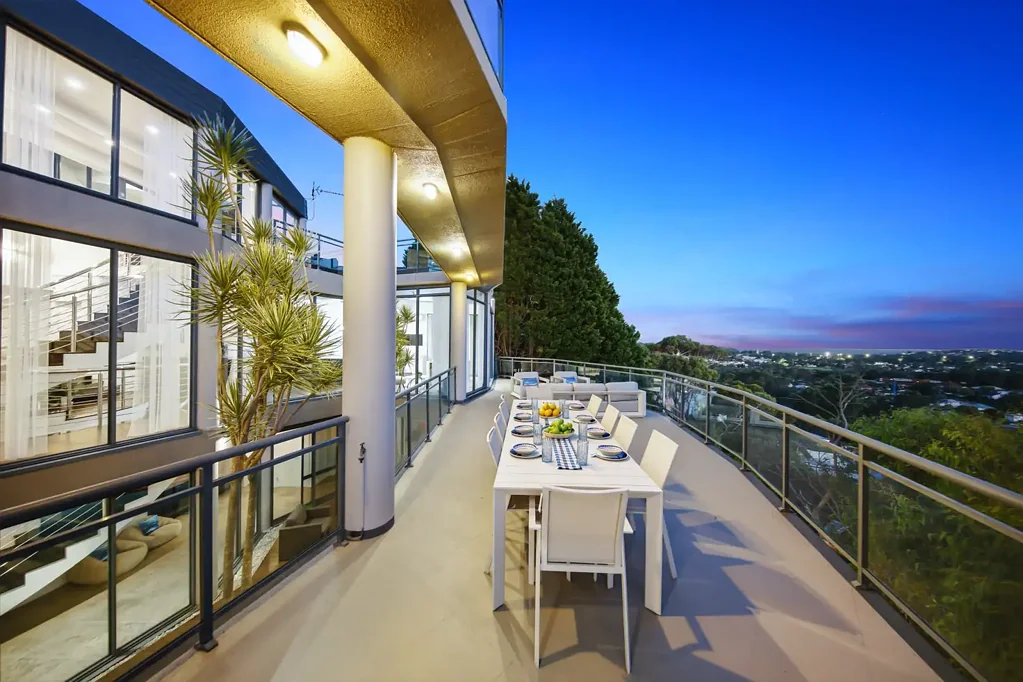 Cromer 5房  升级的行政豪华，拥有标志性的海岸景观  Elevated Executive Luxury with Iconic Coastal Vistas