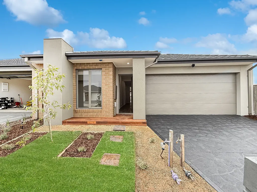 Spacious 4-Bedroom Home in Prime Manor Lakes Location