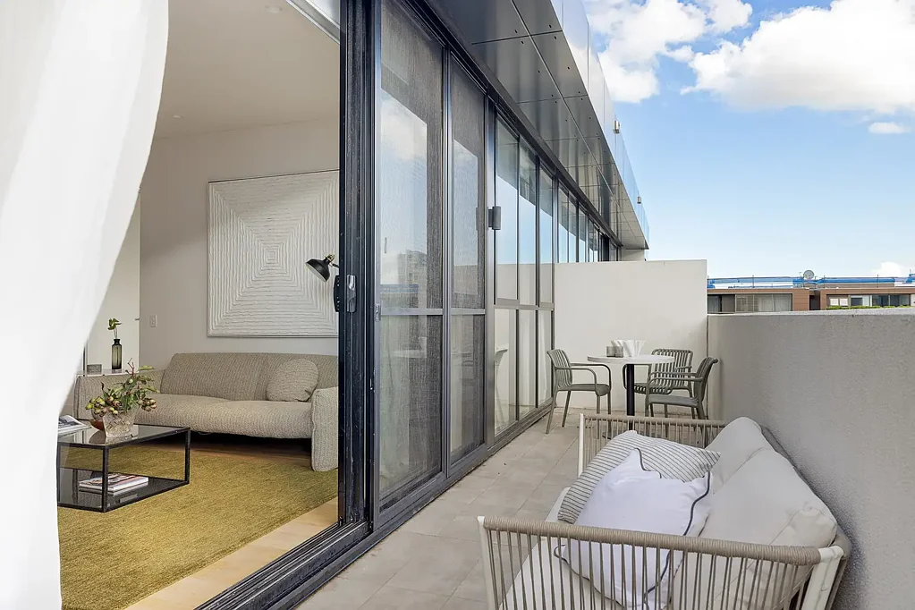 Erskineville 2ห้องนอน Top floor home of refined contemporary style in village address