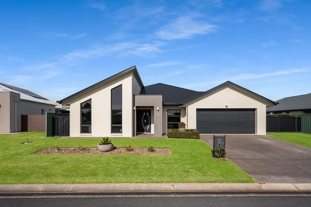 Mount Gambier 4Kwarto Architectural elegance meets family functionality