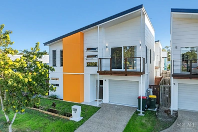 Clinton 4房  Immaculate Free-Standing Townhouse adjacent to Leafy Parklands