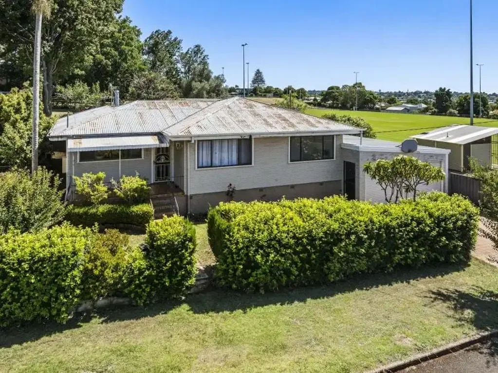 South Toowoomba 4房 宽敞四卧 524㎡地块 双车库 Centenary Heights学区 南区优越位置 户外潜力大 城市便利 Prime Location 4BR Home overlooking Green Parkland