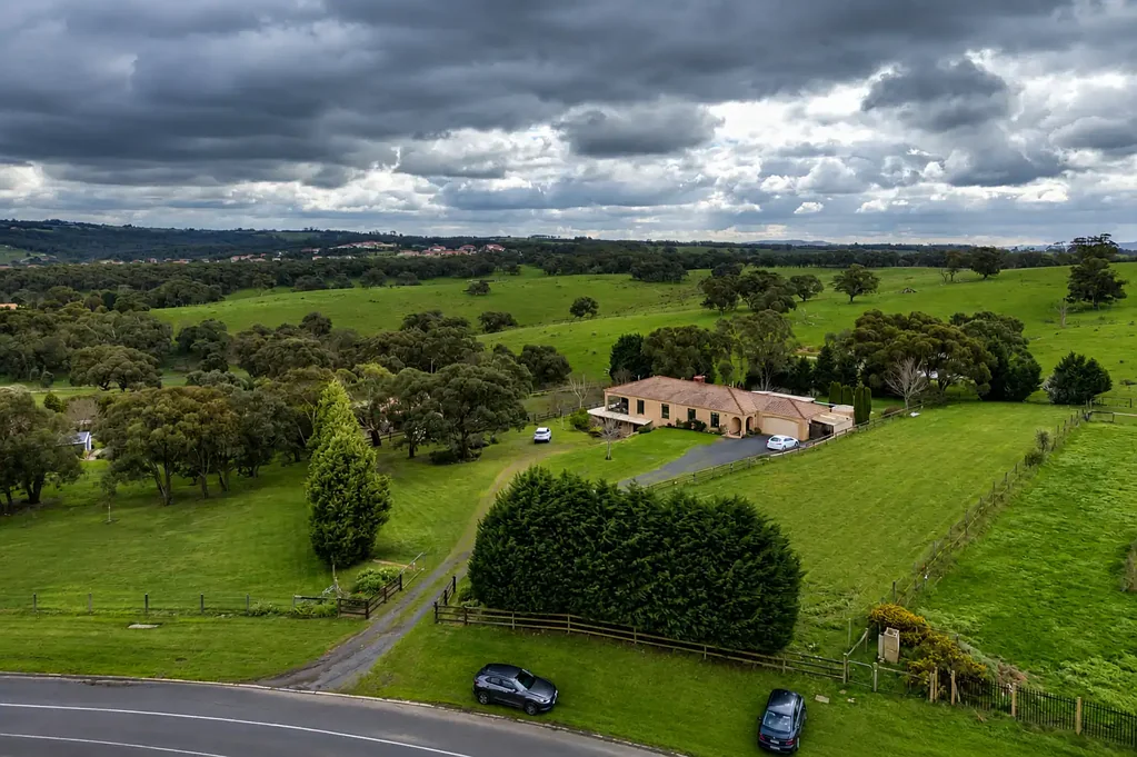 Wallan 6房  Hidden Valley Lifestyle on Approx. 4.6 Acres with Long-Term Development Potential (STCA)