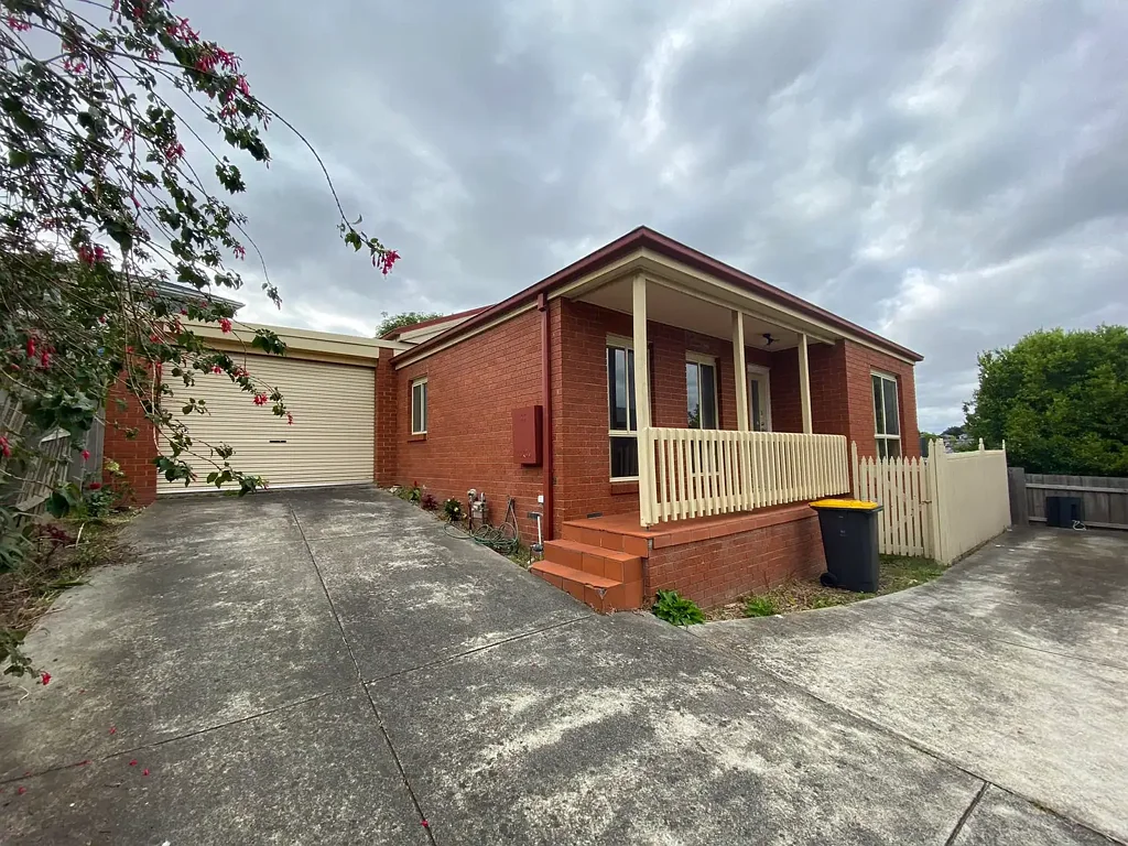 Four bedroom 2 bath spacious unit in Chadstone