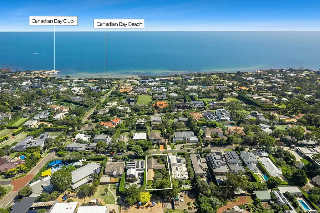 Mount Eliza 4房 优质886平土地 Weatherboard住宅 湾景潜力 海滩近邻 公校环绕 灵活空间 Restore or rebuild to create a bayside beauty in the Golden Mile