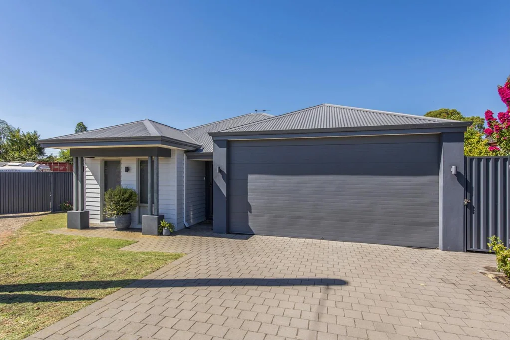 Forrestfield 3Kwarto WOW WOW WOW Privacy Assured on this Magnificent 6-year-old  Modern 220sqm Home on an 820sqm block