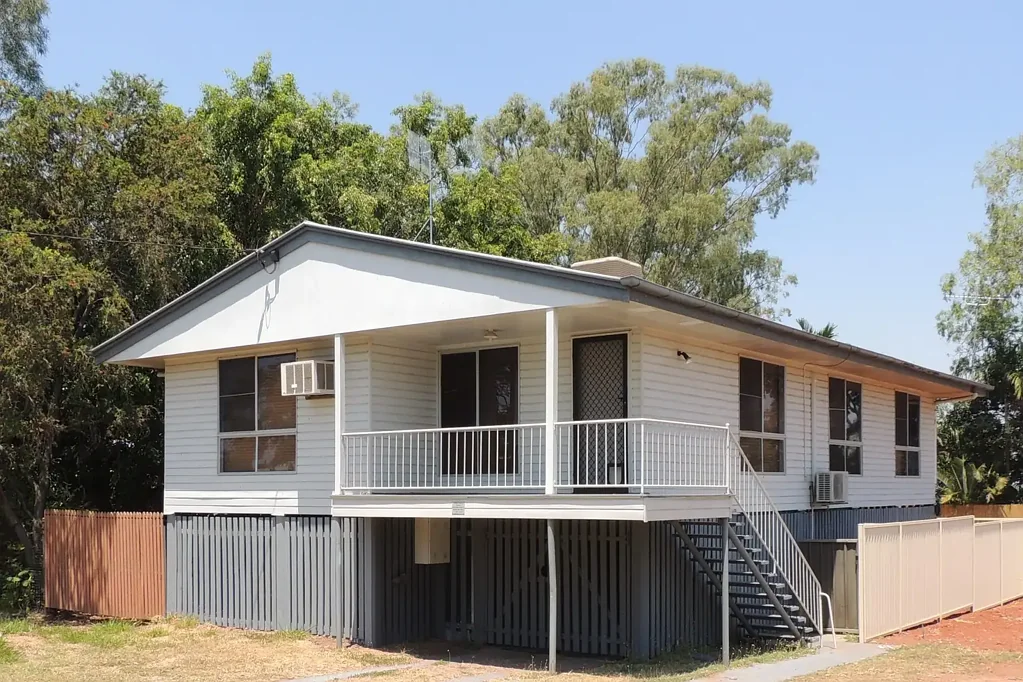 4 BEDROOM HIGHSET HOME, WALKING DISTANCE TO TOWN AND SPORTING AMENITIES.