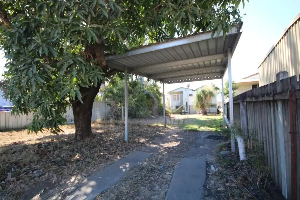 Rockhampton City 3房  SPACIOUS 3 BEDROOM  QUEENSLANDER. BACK LANE ACCESS. 506m2 Allotment. OFFERS OVER $399,000.