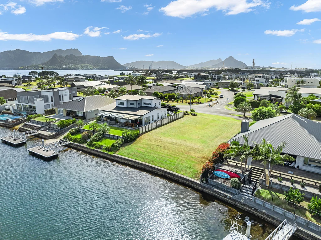 One Tree Point  Exceptional waterfront canal opportunity