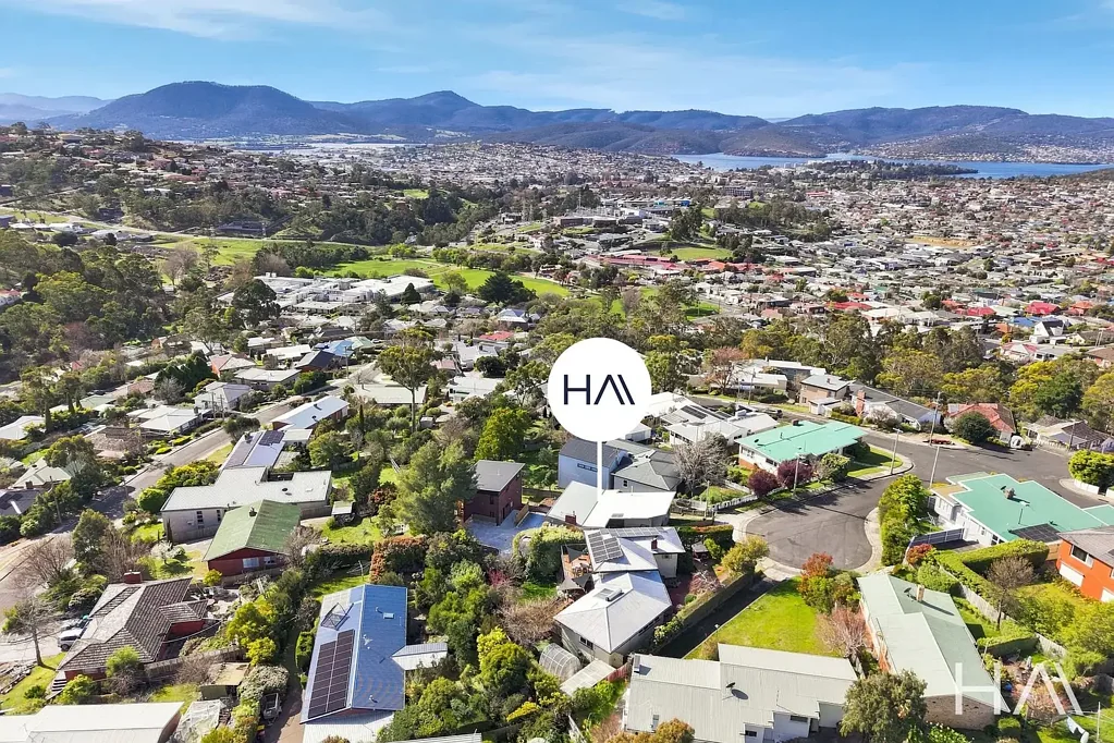 Lenah Valley 5房  Two Stylish Townhouses, One Brand New, One Substantially Refurbished.
Sun & Solitude.