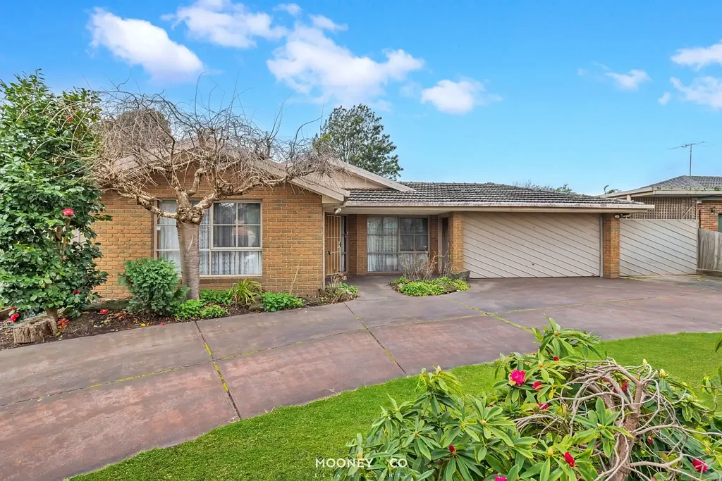 Lysterfield 4 Bedroom Opportunity is Knocking!
