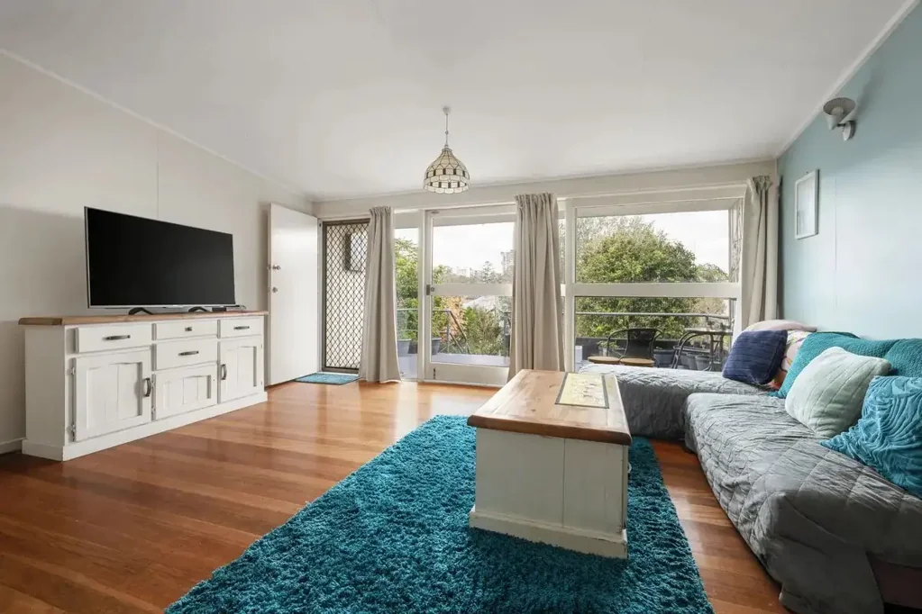 LOCATION LOCATION LOCATION! Charming 3 Bedroom Family Home