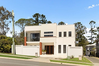 Kenmore 5Kwarto Expansive Family Living with Poolside Entertaining