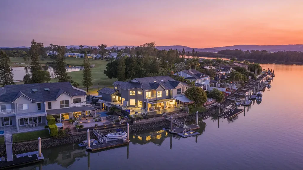 Hope Island 4房  An Ultra-Rare Riverfront & Golf Course Position - Spectacularly Renovated
