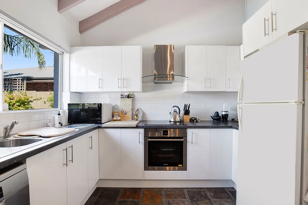 Thornlie 4房  Spacious Family Living with Poolside Charm!