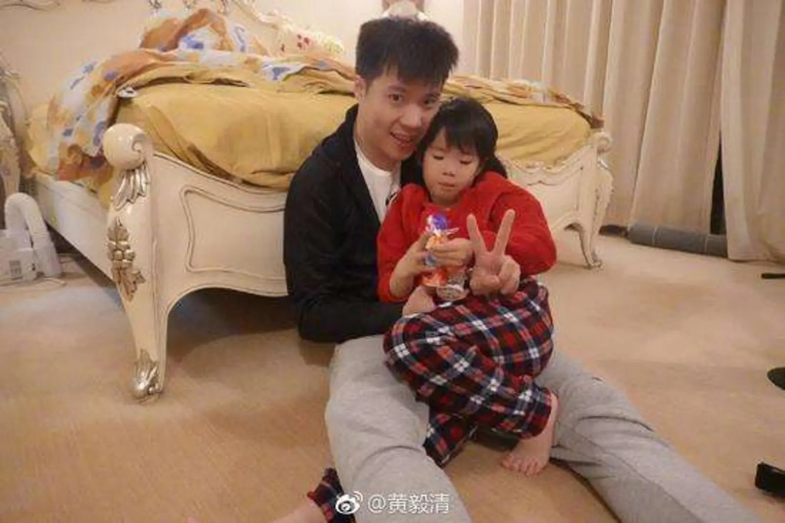 黄毅清自曝曾被女同性恋骗婚生娃：撒谎被车撞死