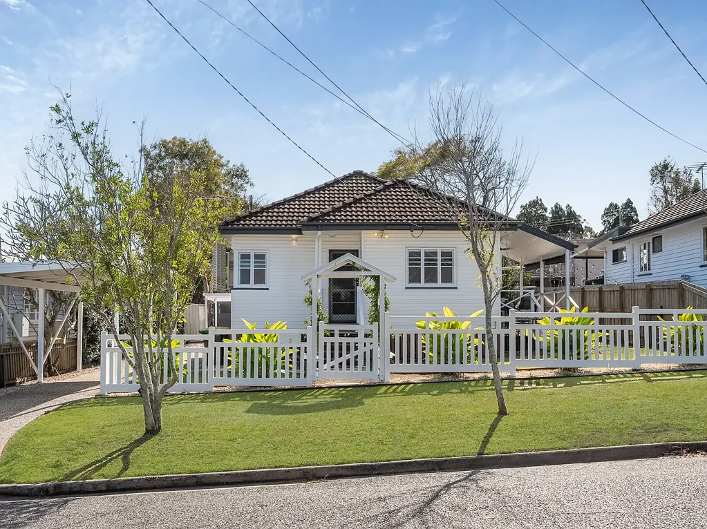 Brighton 3कमरा Renovated Cottage on Large Allotment with Side Access!