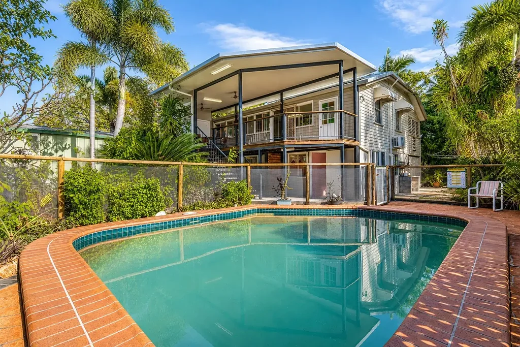 Cluden 3房  City fringe Queenslander!  A Hidden Tropical Sanctuary Ready for Its Next Chapter!