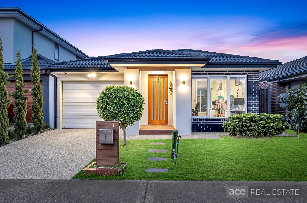 Contemporary Family Living in Prime Williams Landing Location