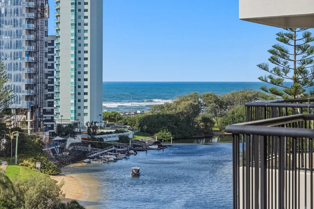 Main Beach 2房  North East Corner Sophistication with Contemporary Appeal – RESIDENTIAL ONLY & PET FRIENDLY