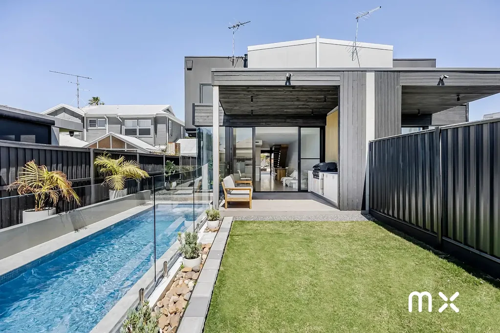 Woonona 4房 景观壮丽 海岸设计 现代 奢华 三层联排 私人泳池 屋顶露台 高档装修 开放空间 优质电器 Viewing Platform