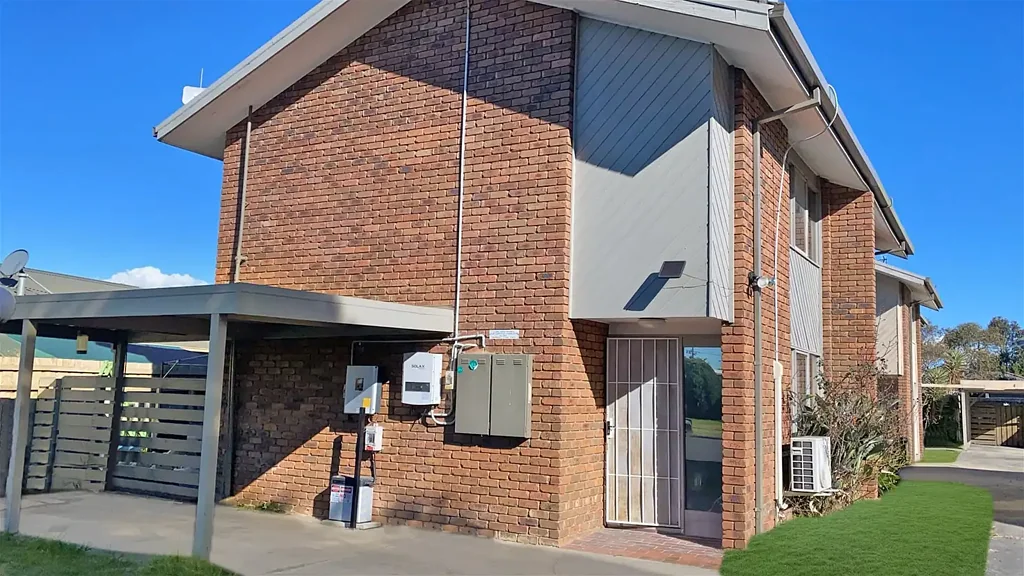 1/2 Opal Place, Morwell, VIC 3840