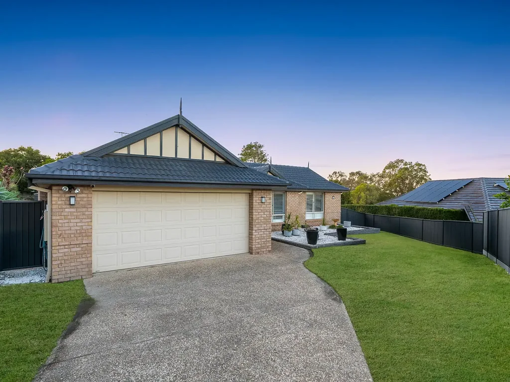 Murrumba Downs 4 Bedroom Executive Family Home in Sought-After Castle Hill Estate!