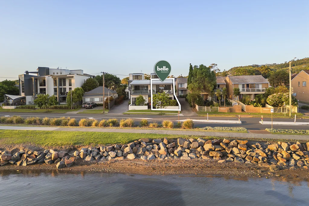 Speers Point 3Kwarto Designer Luxury Boasting a 180-Degree View of the Lake's Glassy Waters