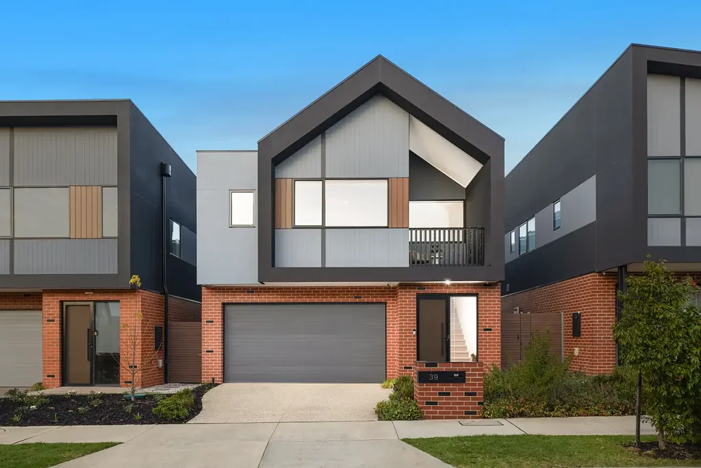 Burwood East 4房 Burwood东宁静社区 高挑天花板 石材台面 SMEG电器 私密甲板后院 隔热双车库 步行至Brickworks Luxurious Double-Storey Townhouse in Prime Burwood East
