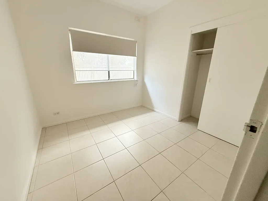 2 Bedroom Unit in a Friendly Housing Block!
