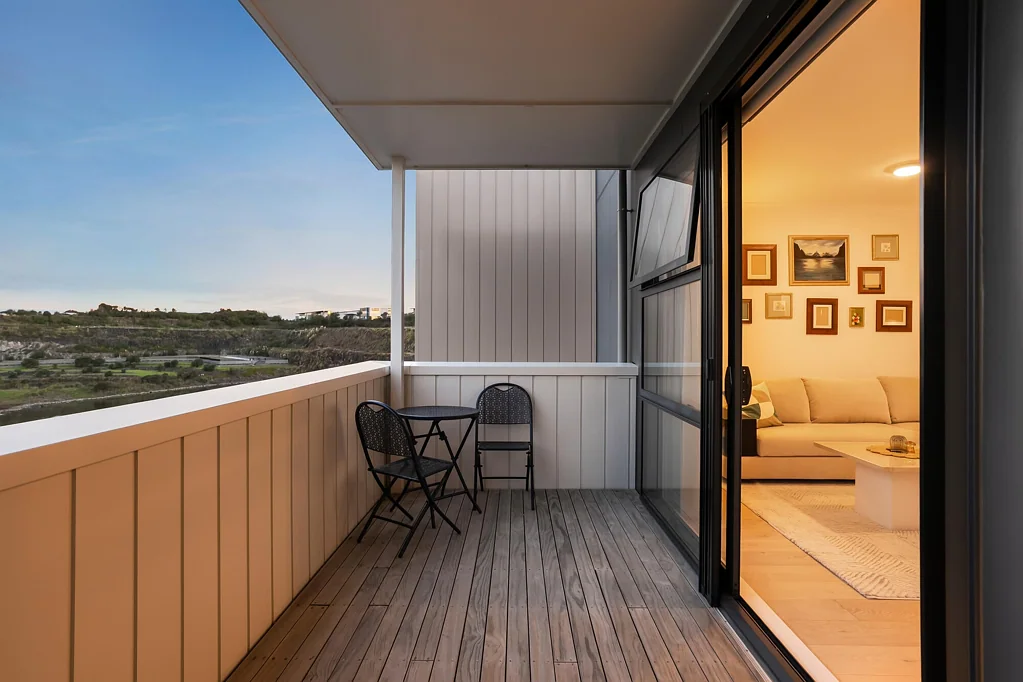 Stonefields 2房 窗外是山与海的交响，Maungarei Reserve上的顶层公寓！ Elevated Living with Panoramic Outlooks