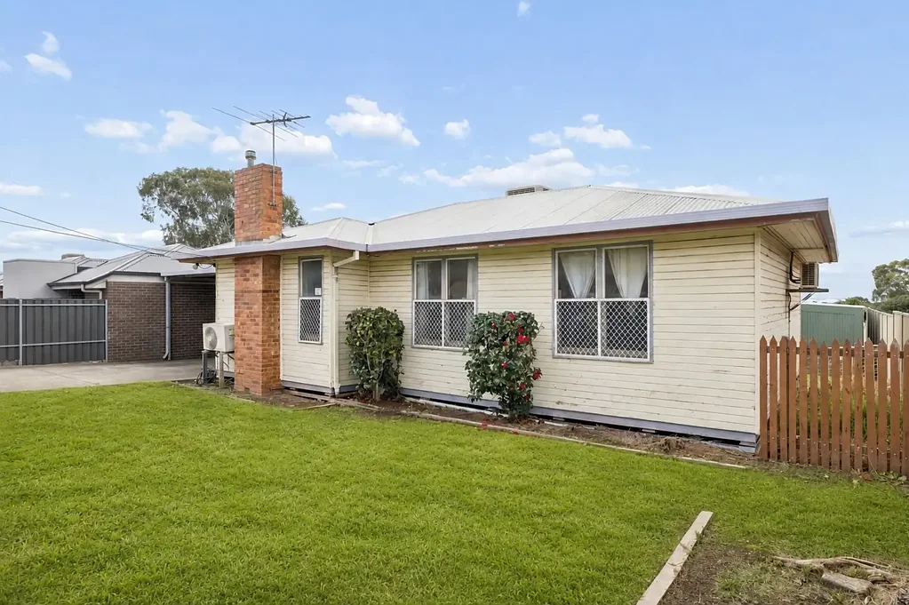 Dover Gardens 3房  Exciting Development Opportunity in a Close To Coast Locale