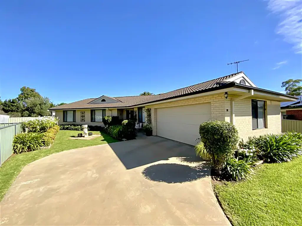 Forbes 4chambre Immaculate Family Home with Space, Style & Comfort