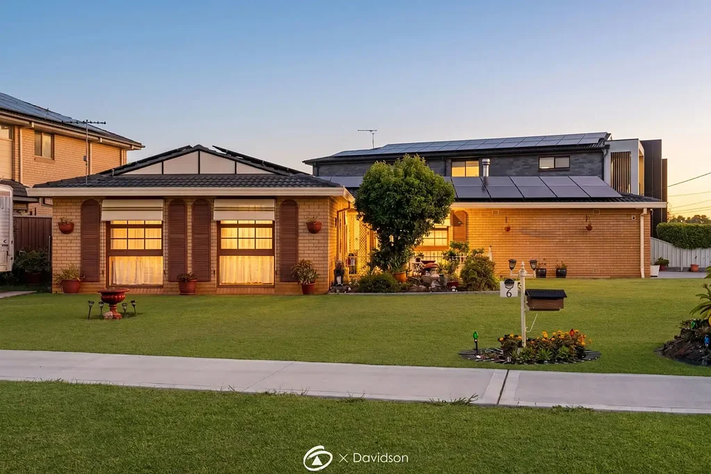 Moorebank 4房 街角地块宽敞 663.9㎡ 4卧2卫 双车库内通道 主卧套间 太阳能泳池 Timeless Family Living × Corner Block Appeal