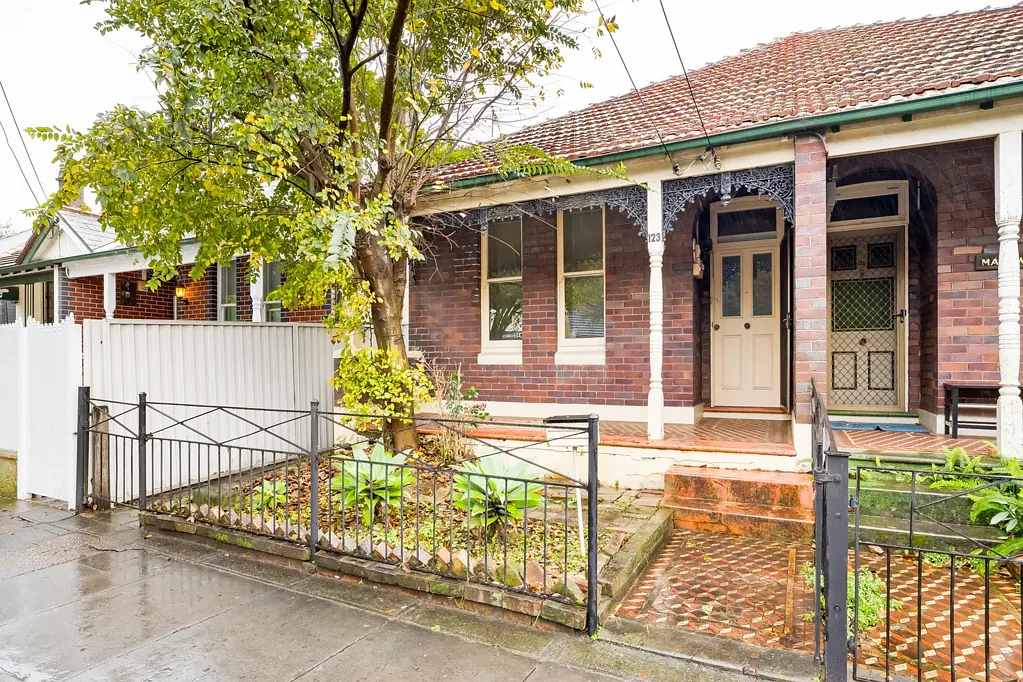 Marrickville 3Phòng ngủ Rare renovation opportunity on 221.3sqm (STCA)