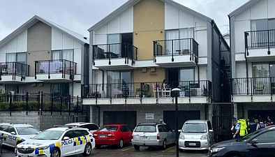 奥克兰一公屋附近一死一伤，警方启动凶杀调查