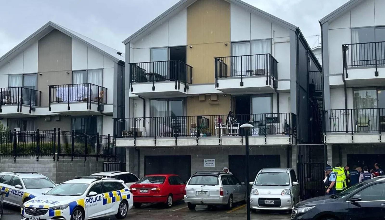 奥克兰一公屋附近一死一伤,警方启动凶杀调查