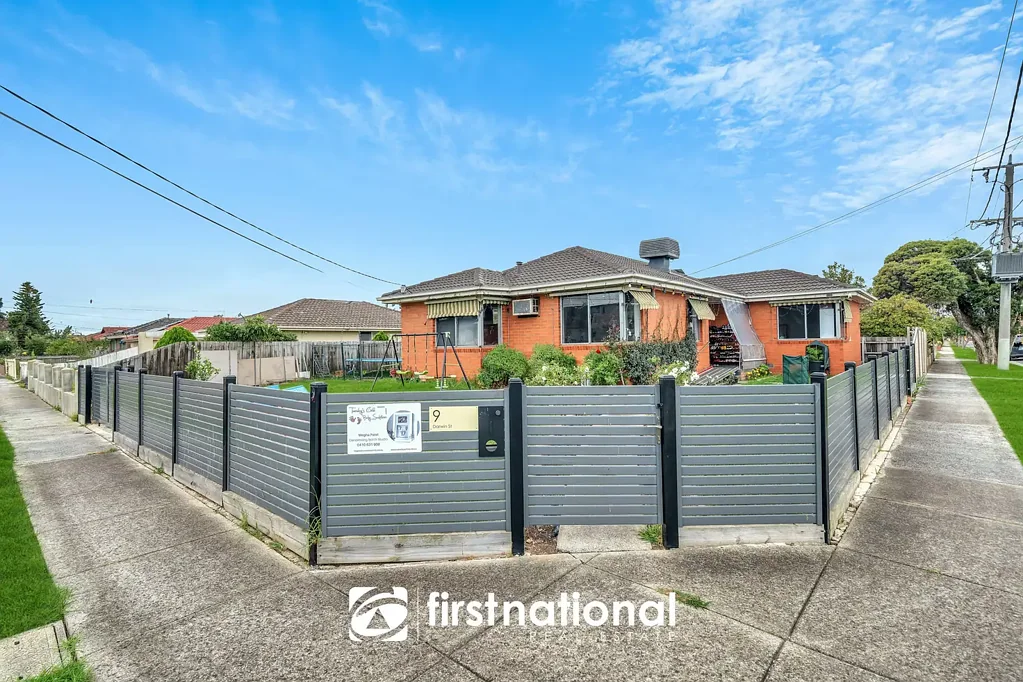 Dandenong North 3chambre Corner Family Home in a Sought-After Neighborhood