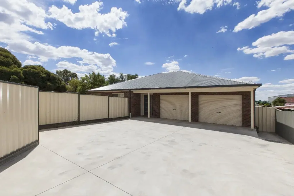 Modern, three bedroom home close to CBD