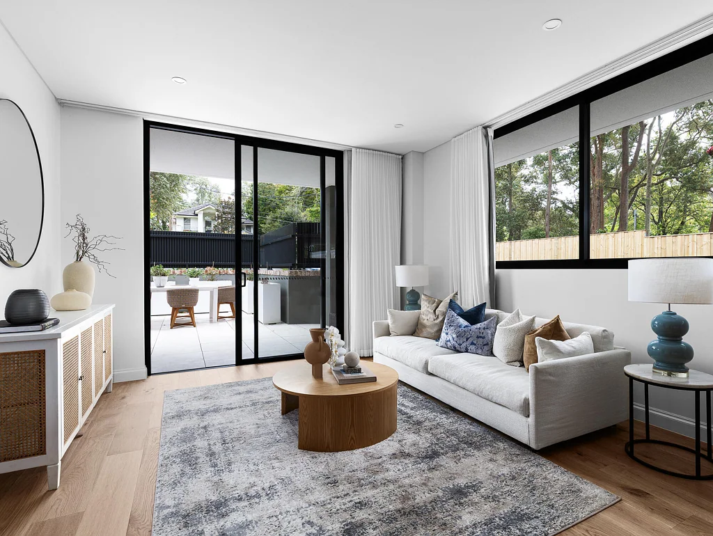 Wahroonga 3房 豪华三卧两卫 东北角底层 55+专属 工程木地板 高挑天花板 Miele石材厨房 大型庭院 公共露台 篝火区 无障碍入口 安全停车 便捷交通 Bespoke easy-care luxury in a sublime setting