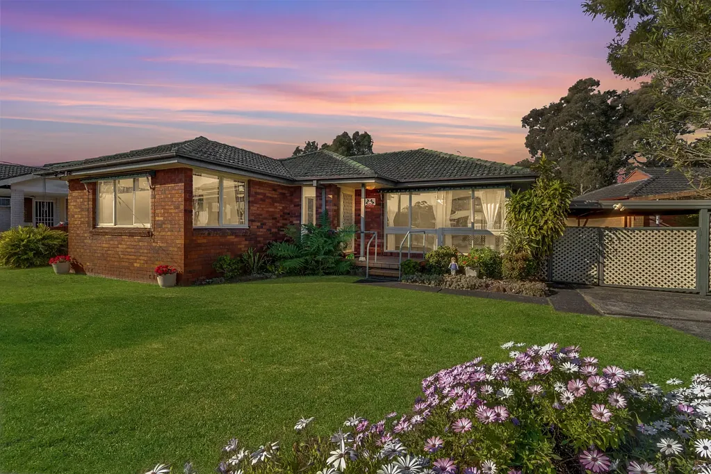 Woy Woy 3房  CLASSIC THREE BEDROOM RED BRICK HOME, NEAT AND TIDY INTERNALS, GREAT LAYOUT - BACKING ON TO OVAL, CLOSE TO TOWN