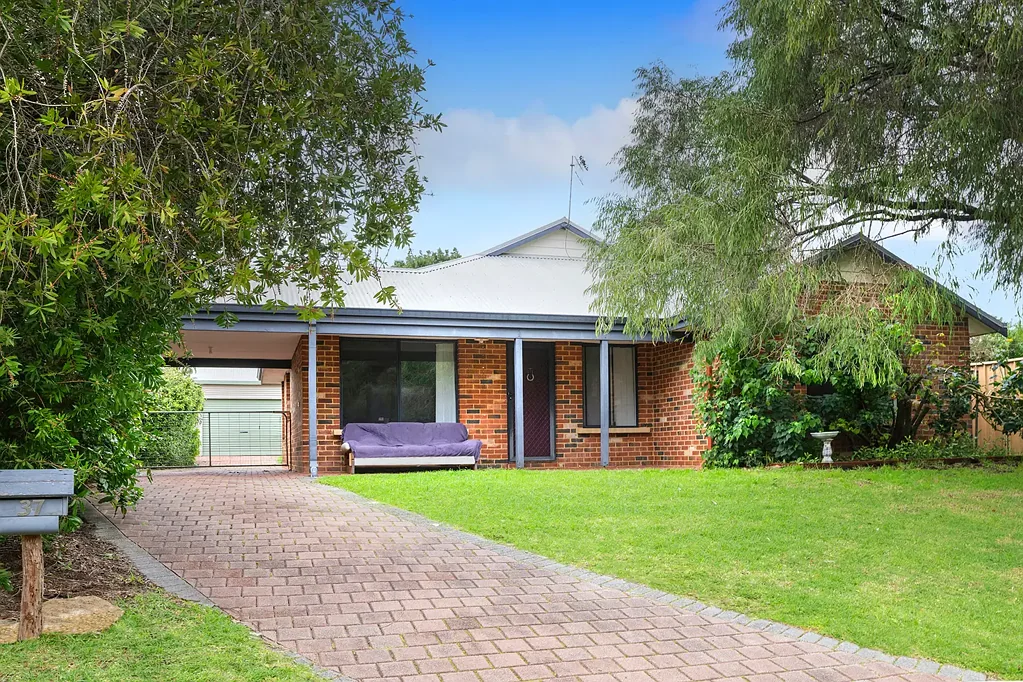 Margaret River 4 Bedroom Cute and Cosy Home Overlooking Public Open Space!