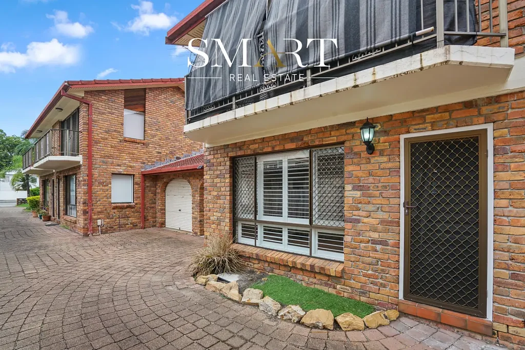Modern and Spacious Townhouse Close to Broadwater!