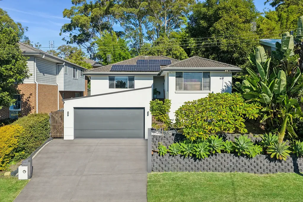 Berkeley Vale 4ห้องนอน The ultimate family entertainer with four car garage and half basketball court