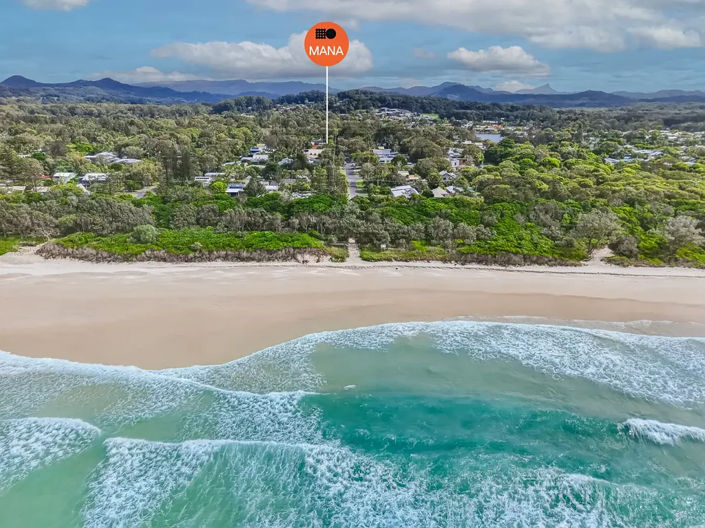 South Golden Beach 3chambre Two hundred metres from the sand, this beautifully renovated beach house is where your coastal dream truly comes to life.