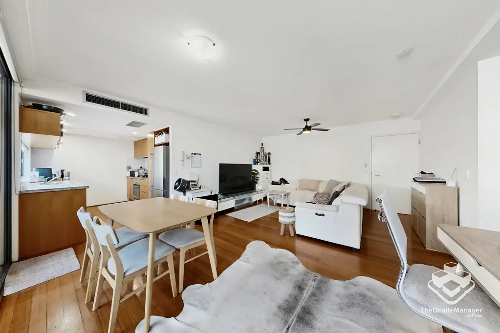 South Brisbane 2房 南布里斯班学区房 分层设计宽敞 125平米空间 25米泳池 度假村设施 步行公交火车站 Rare Oversized Split-Level 2-Bedroom Plus Large Study Apartment with Expansive Balcony in South Brisbane's Premier Growth Precinct
