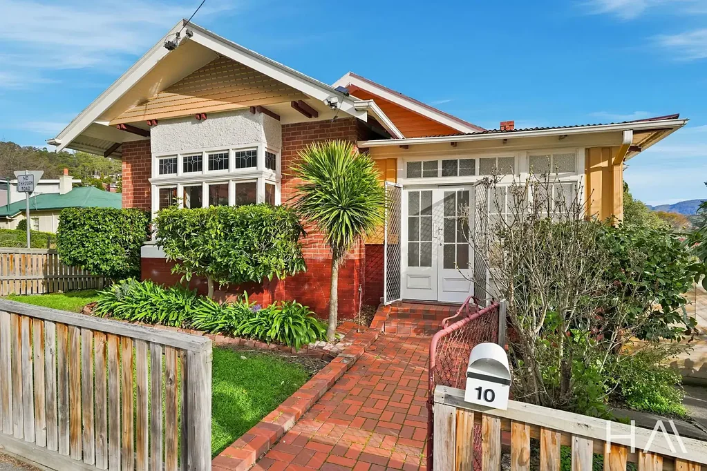 Lenah Valley 3房  Convenience Personified. Brick Character Home. Exceptional Location!