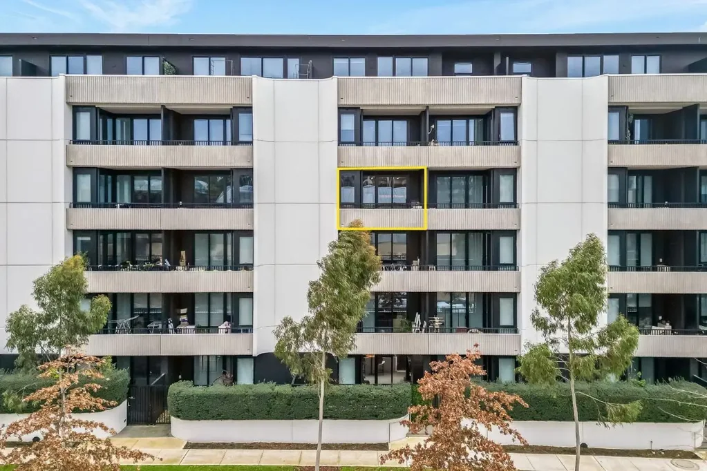 Burwood East 1房 第四层优越位置 高端住户设施 马路对面购物中心 现代厨房石材挡板 私人阳台宽敞卧室 设备齐全健身房 EV充电设施 The Ultimate Burwood Brickworks Lifestyle