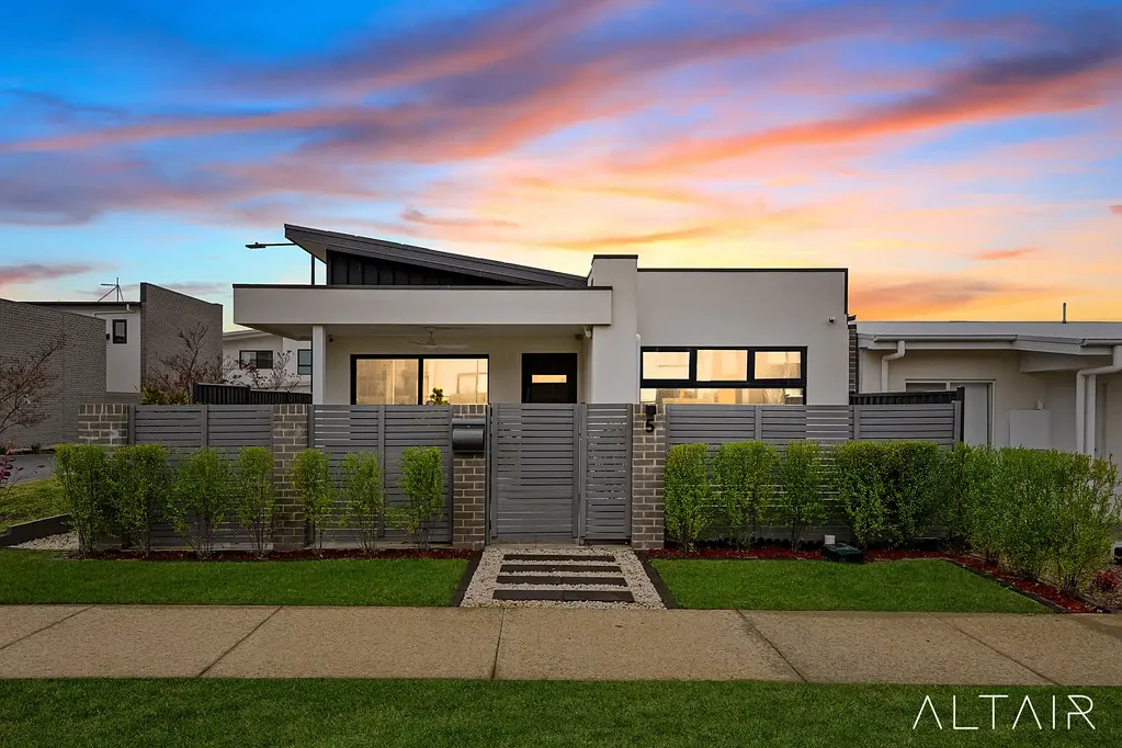 Whitlam 4房  Contemporary separate title home with luxury features