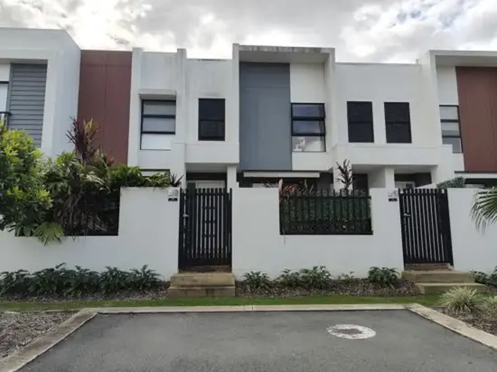 Hope Island 3 Bedroom Hope Island Living at Its Best - Stylish Townhouse in Cova Estate